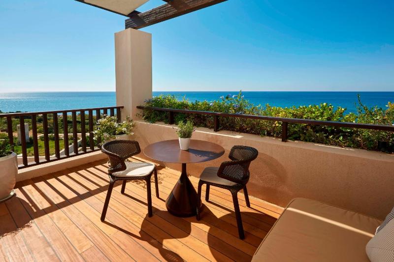 Premium Deluxe Sea View, Guest room, 1 King, Balcony image 3
