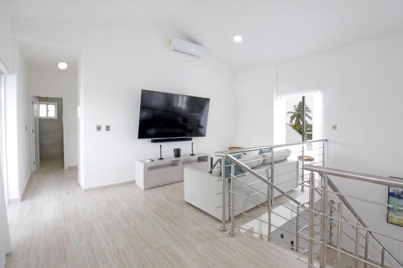 Spacious 3-bedroom PH for 9 people - image 13