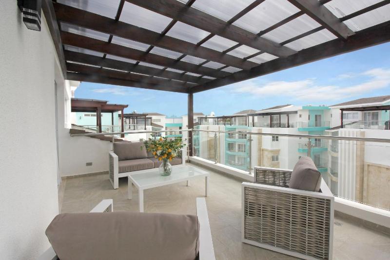 Spacious 3-bedroom PH for 9 people - image 12