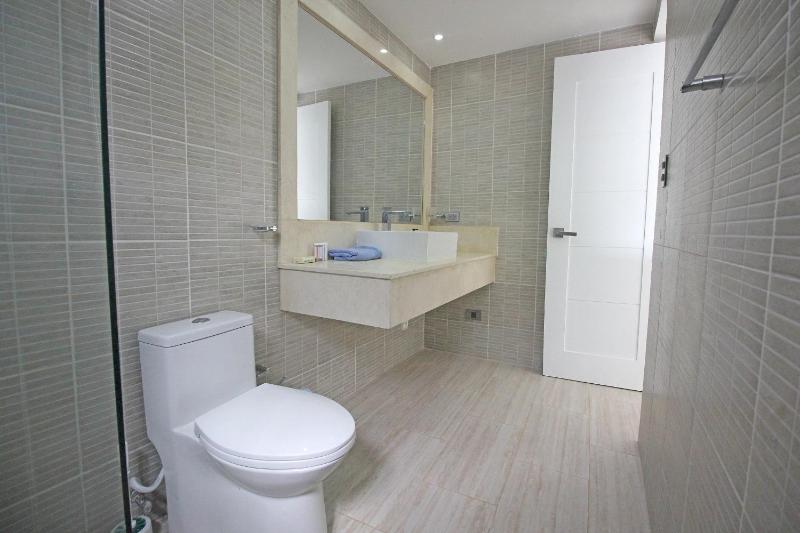 Spacious 3-bedroom PH for 9 people - image 10