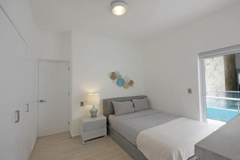 Spacious 3-bedroom PH for 9 people - image 3