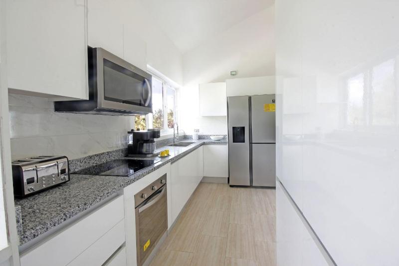 Spacious 3-bedroom PH for 9 people - image 5