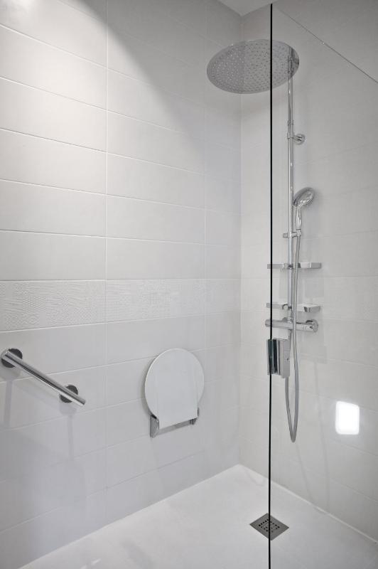 Apartment with Shower image 2