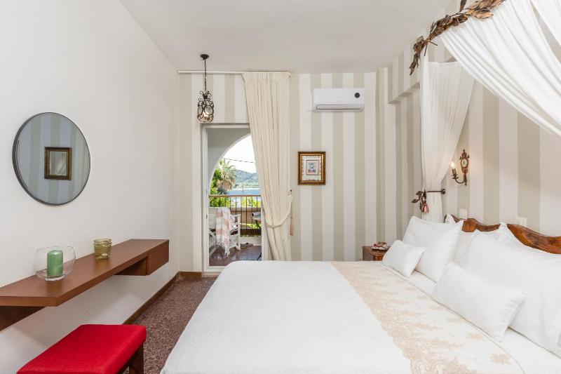 Double or Twin Room image 3