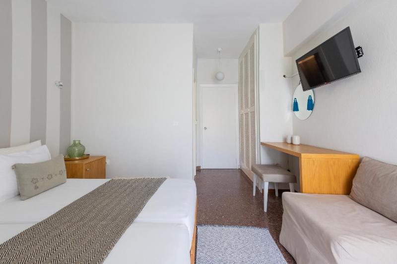 Double Room (plus 1 extra bed) image 2