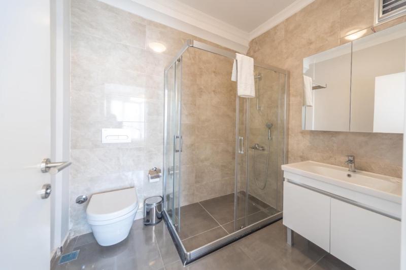 Suite with Hot Tub image 1