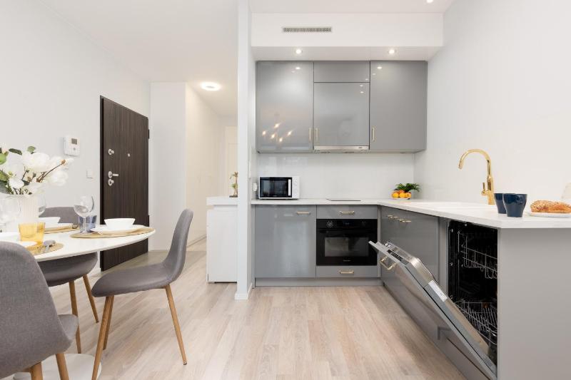 Grzybowska Apartment with Air Conditioning & Balcony Warsaw by Renters Prestige - image 10