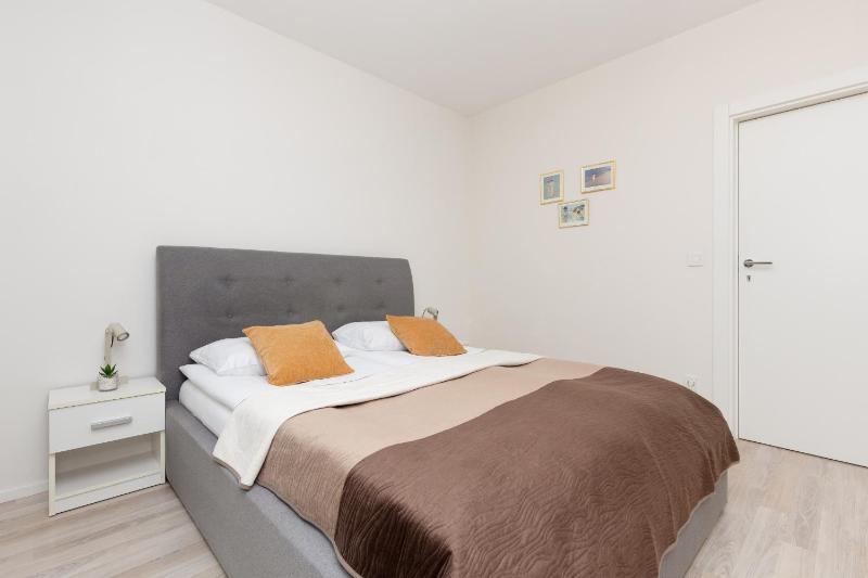 Grzybowska Apartment with Air Conditioning & Balcony Warsaw by Renters Prestige - image 3