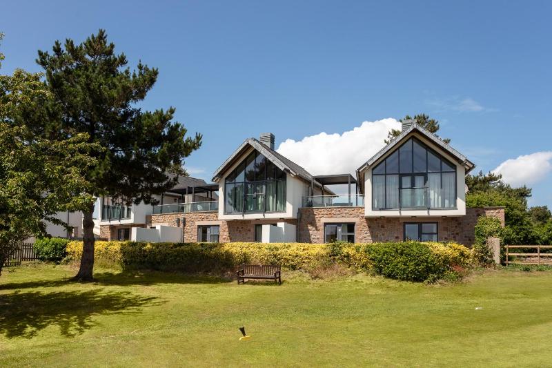Deluxe Villa image 1