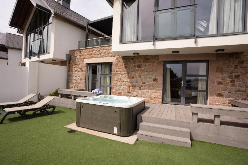 Deluxe Villa image 2