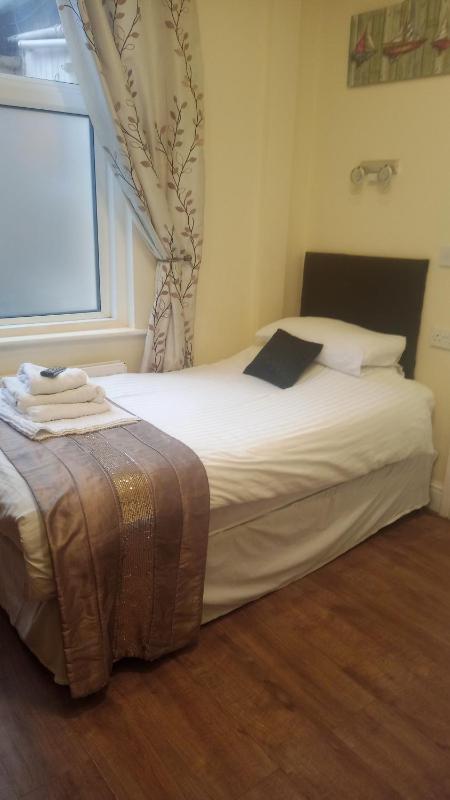 Budget Twin Room image 3