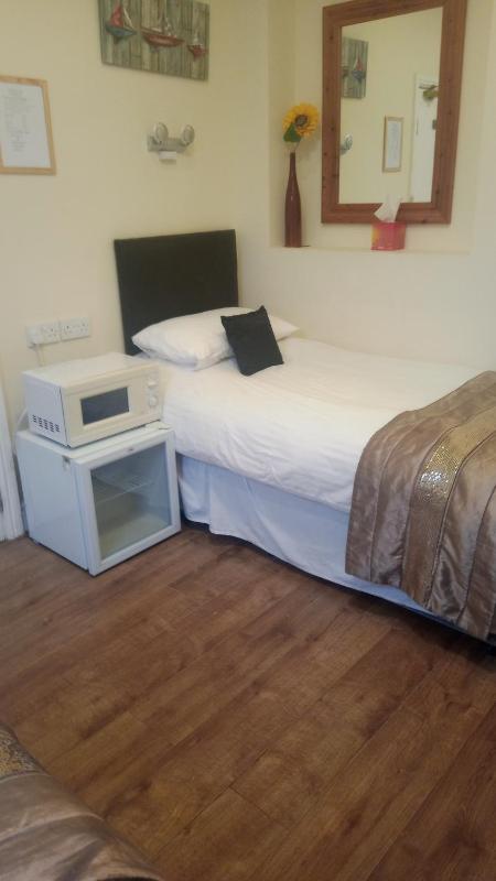 Budget Twin Room image 4