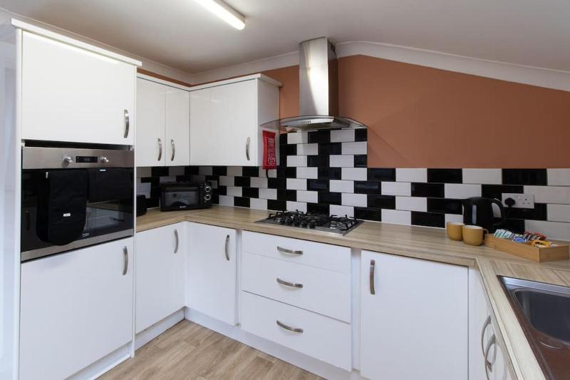 Open Mind Property - Hot Tub 5 Bedroom & Free Parking - image 29