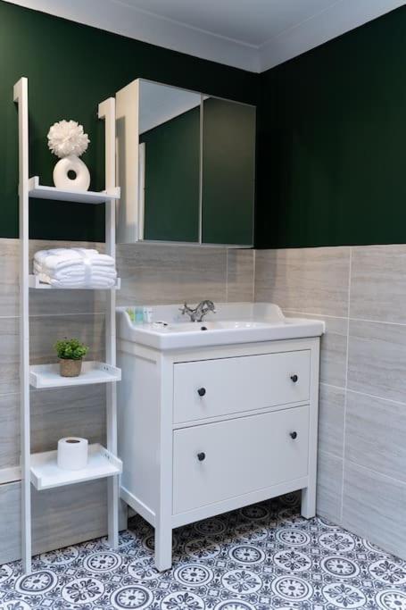 Open Mind Property - Hot Tub 5 Bedroom & Free Parking - image 14