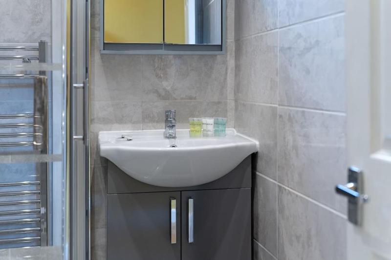 Open Mind Property - Hot Tub 5 Bedroom & Free Parking - image 11