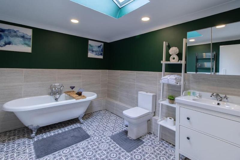 Open Mind Property - Hot Tub 5 Bedroom & Free Parking - image 28