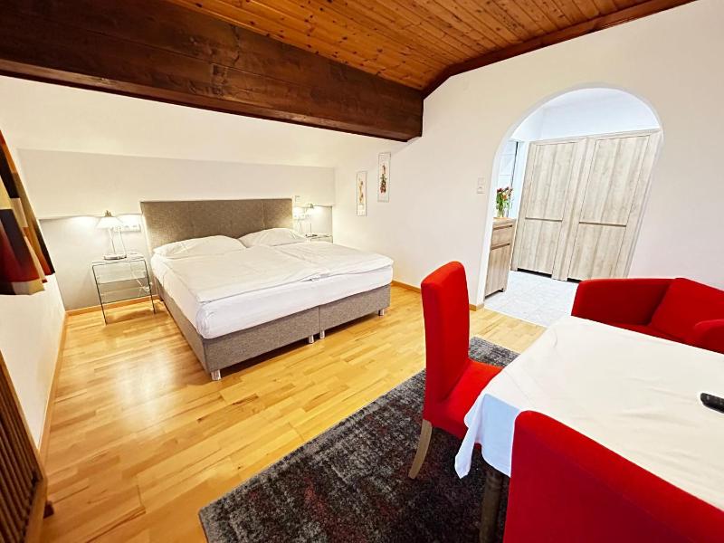 Double Room with Balcony image 4