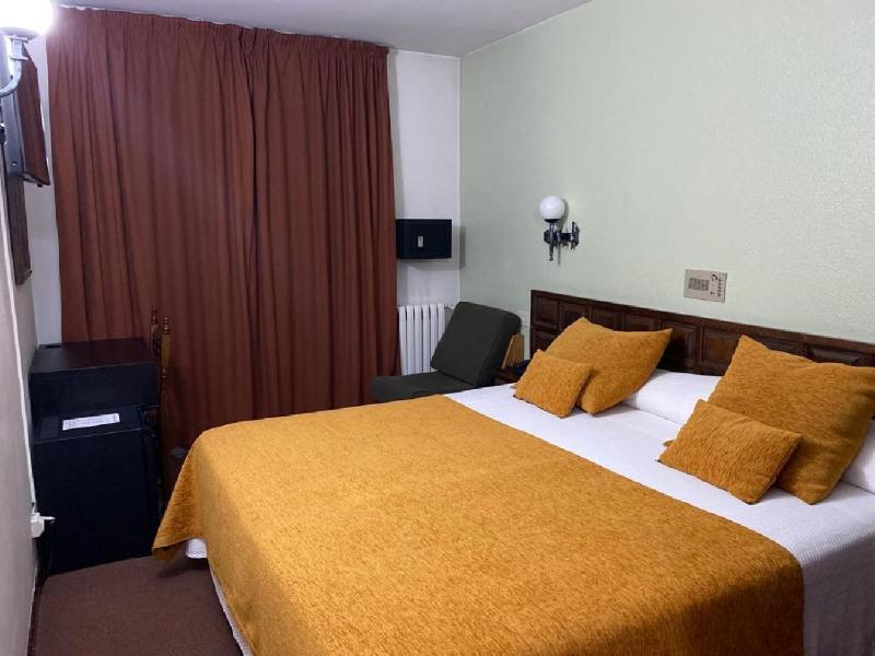 Standard Double Room image 4