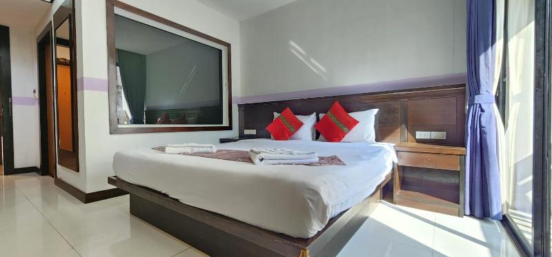 Diamond Crown Hotel - image 3