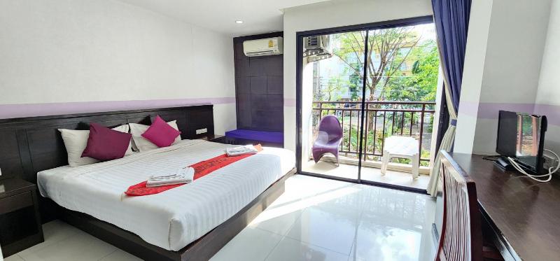 Diamond Crown Hotel - image 1
