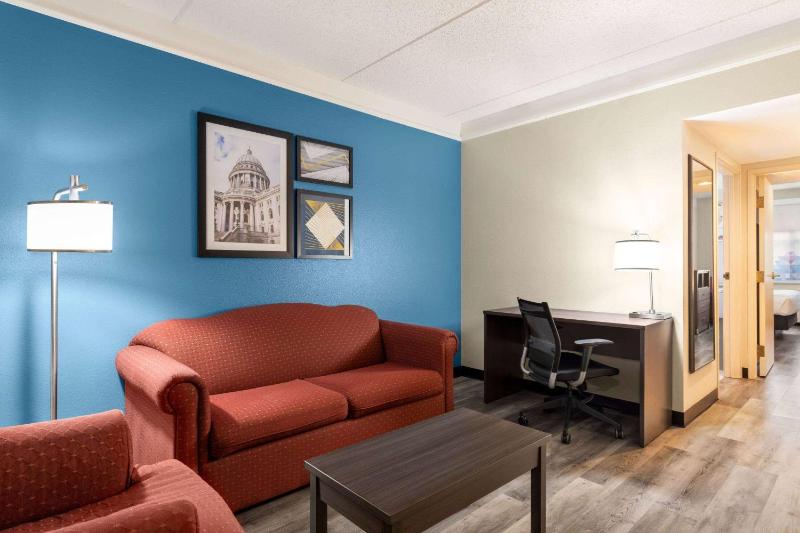 Deluxe Suite with Mobility/Hearing Impaired Access- Non-Smoking image 2