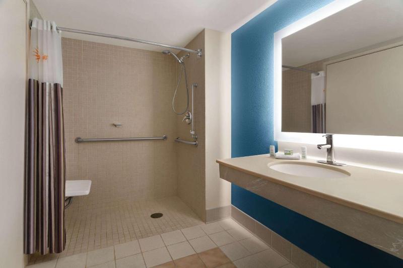 Deluxe Suite with Mobility/Hearing Impaired Access- Non-Smoking image 1