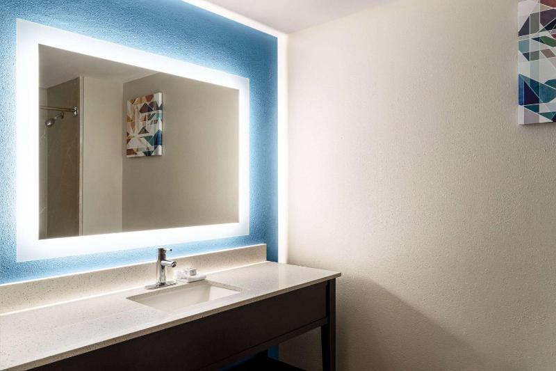 One-Bedroom Executive King Room - Non-Smoking image 3