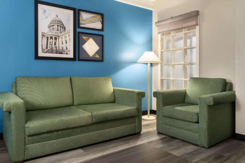 One-Bedroom King Suite - Non-Smoking image 4