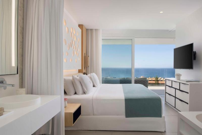 Deluxe One-Bedroom Suite (2 Adults + 1 Child) image 3