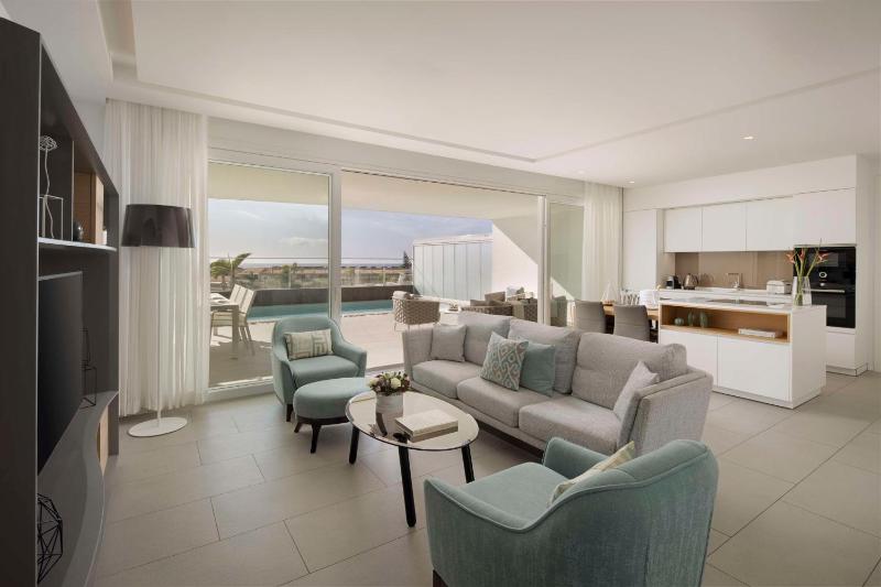 Deluxe Two-Bedroom Suite with Private Pool (2 Adults + 3 Children) image 1