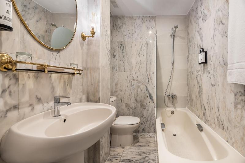 Twin Room with Cathedral View image 1