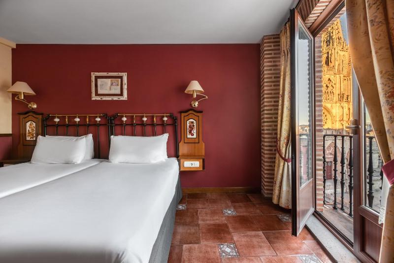 Twin Room with Cathedral View image 3