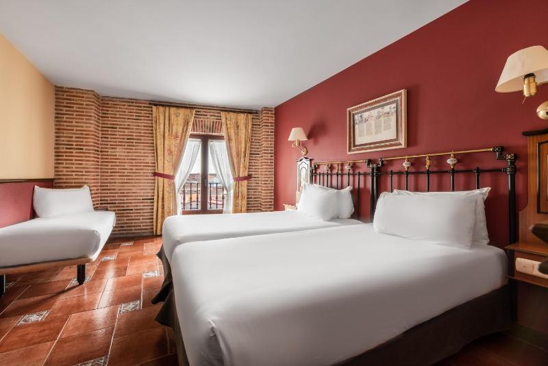 Triple Room with Cathedral View image 3