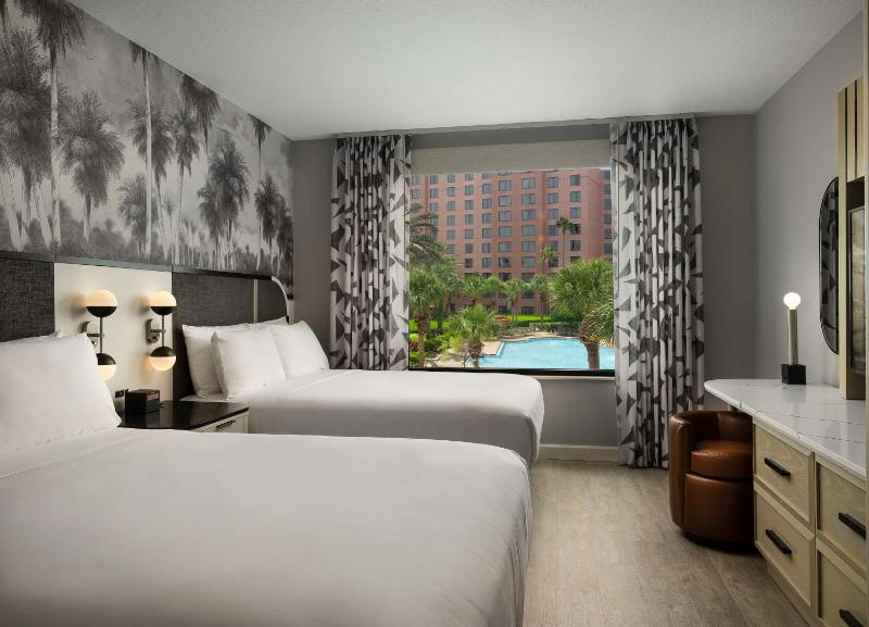 Queen Suite with Pool View image 4