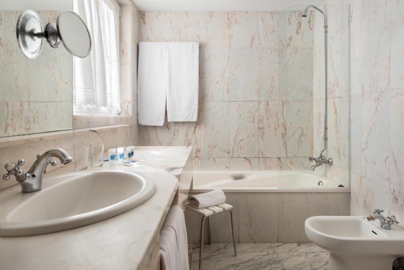 Triple Room with Cathedral View image 2