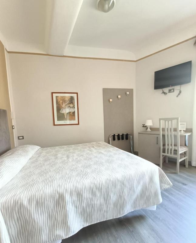 Double Room image 4