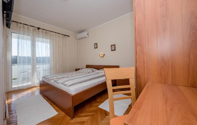 Double Room with Balcony and Sea View image 3