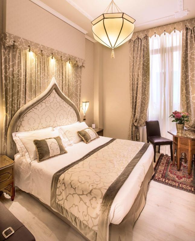 Classic Double Room image 3