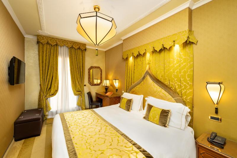 Deluxe Double Room with Canal View image 1