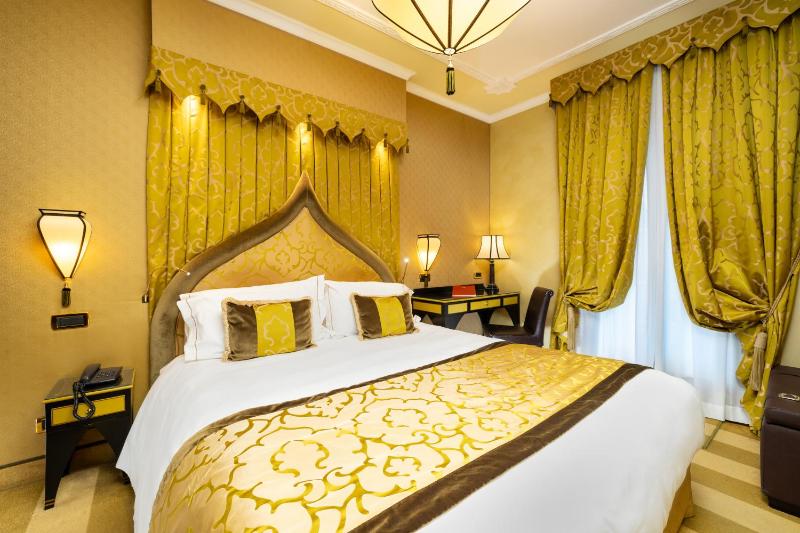 Deluxe Double Room with Canal View image 2