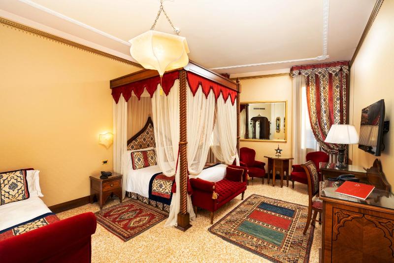 Junior Suite with Canal View image 3