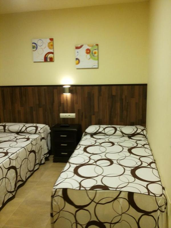 Twin Room image 2