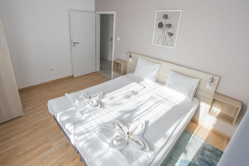 Deluxe Three-Bedroom Apartment image 2