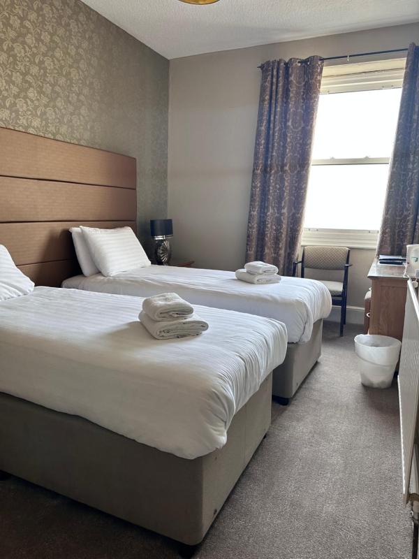 Twin Room with Sea View image 4