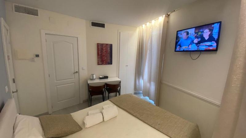 Double Room image 3