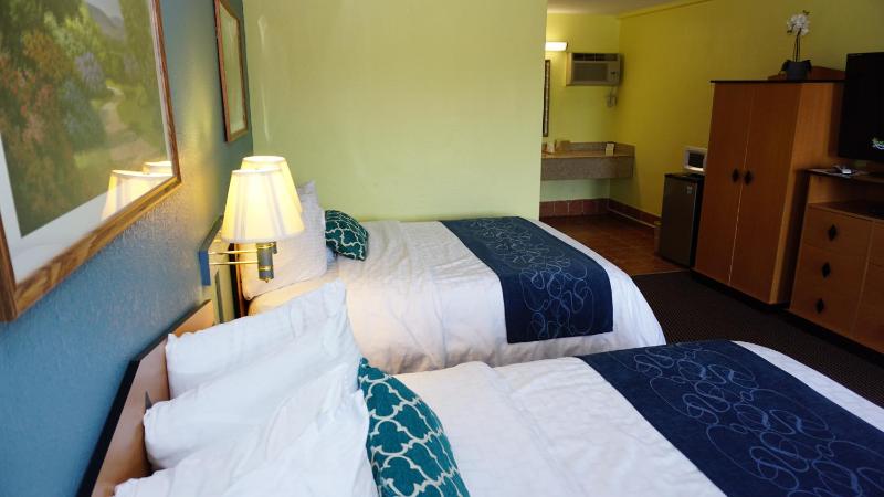 Queen Room with Two Queen Beds - Non-Smoking image 3