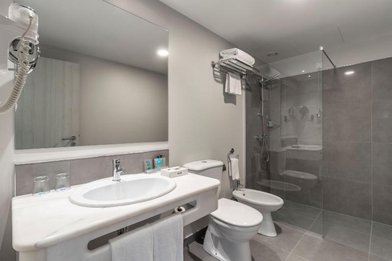 Superior Twin Room with Balcony image 4