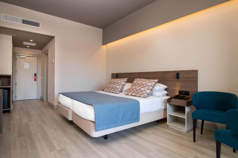 Superior Twin Room with Balcony image 3
