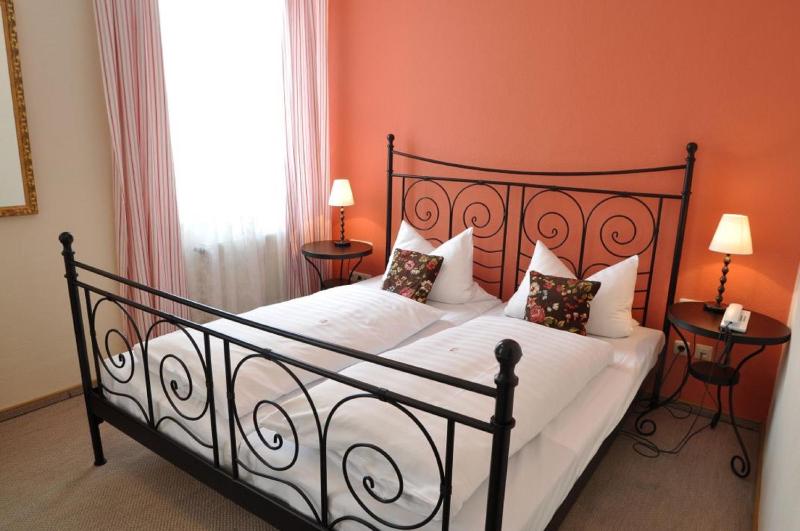 Double Room image 3