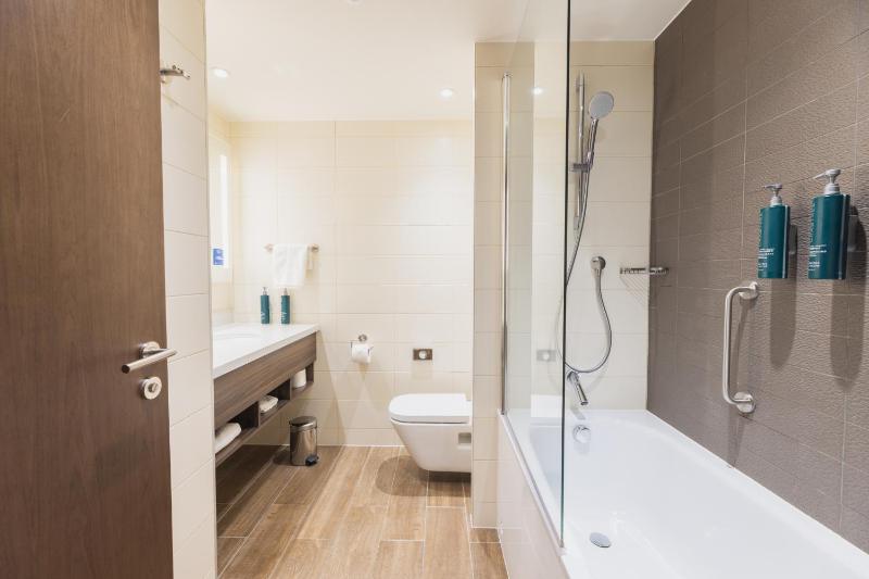Deluxe King Room - High Floor image 4